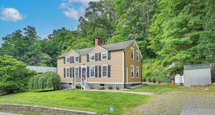 Cottage-chic Retreat < 1 Mi to Connecticut River!