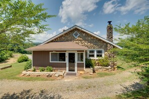 House (3 Bedrooms) | Interior - Hike + Explore: Mountain-view Escape in Candler (Candler)