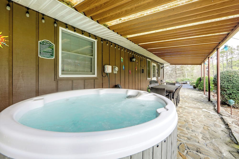Scenic Asheville Area Retreat: Hot Tub & Game Room - Avery Creek, NC