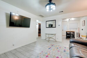 Interior - 3 Mi to Dtwn Phoenix: Apt w/ Shared Patio (Phoenix)