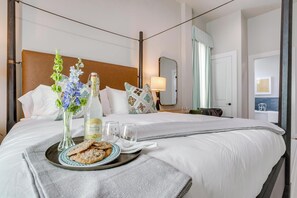 Superior Room, 1 King Bed, Non Smoking, Private Bathroom (7) | Escrivaninha, Wi-Fi de cortesia, acesso para cadeiras de rodas