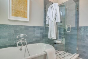 Superior Room, 1 King Bed, Non Smoking, Private Bathroom (7) | Bagno | Set di cortesia gratuito, asciugacapelli, accappatoio, asciugamani