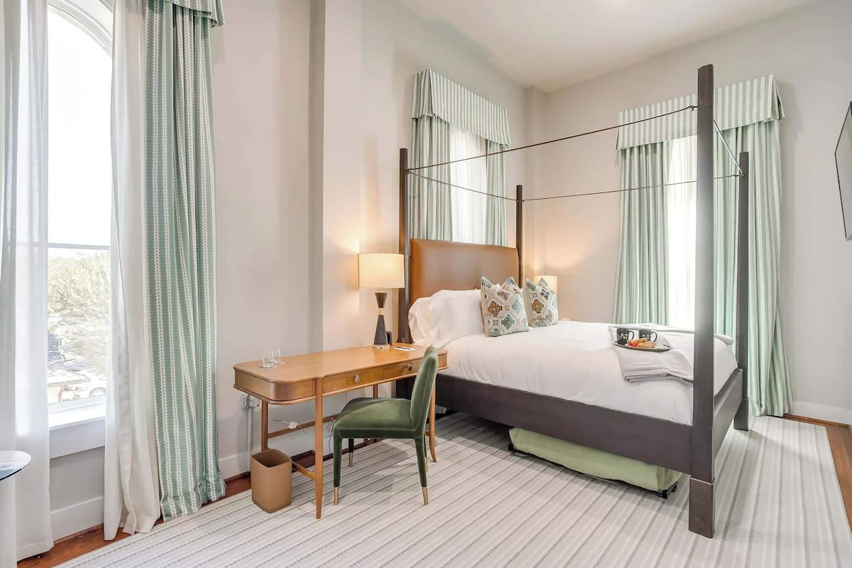 Superior Room, 1 King Bed, Non Smoking, Private Bathroom (6) | Meja, Wi-fi percuma, akses kerusi roda