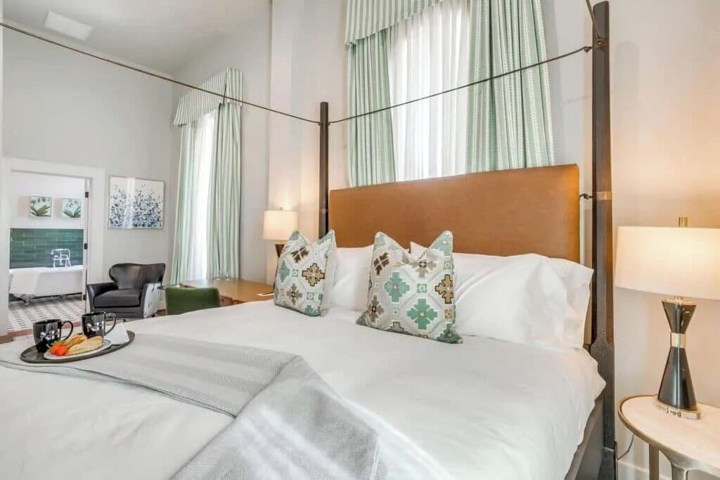 Superior Room, 1 King Bed, Non Smoking, Private Bathroom (6) | Literie de qualité, décor unique, ameublement unique