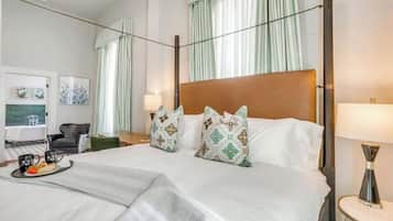 Superior Room, 1 King Bed, Non Smoking, Private Bathroom (6) | Literie de qualité, décor unique, ameublement unique