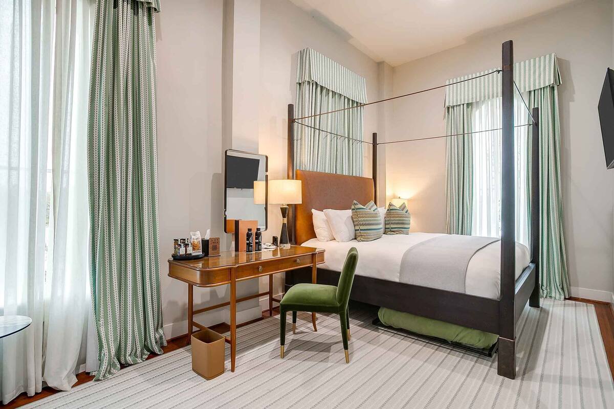 Superior Room, 1 King Bed, Non Smoking, Private Bathroom (6) | 고급 침구, 무료 WiFi, 각각 다른 스타일의 인테리어, 각각 다르게 가구 비치