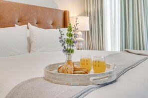 Deluxe Room, 1 King Bed, Non Smoking (3) | Sengetøy av topp kvalitet, wi-fi (inkludert) og individuelt dekorert
