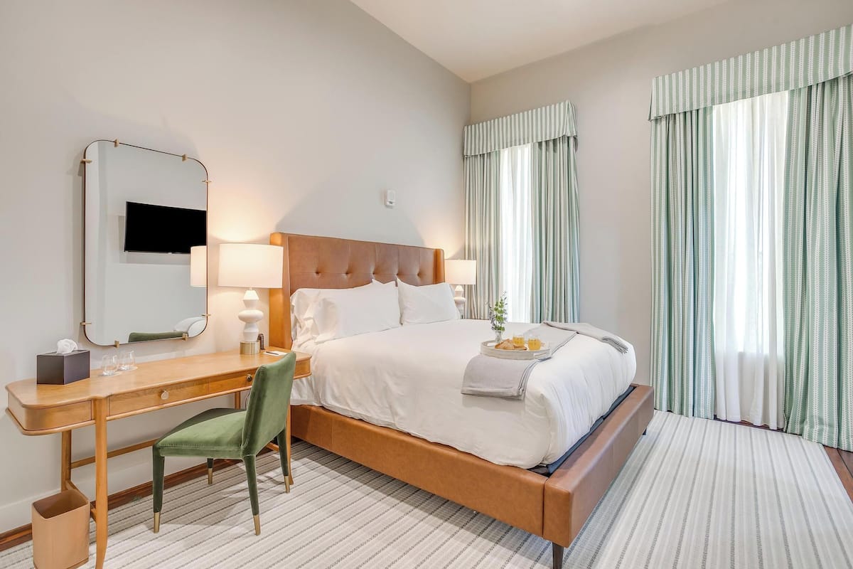 Deluxe Room, 1 King Bed, Non Smoking (3) | Meja, Wi-fi percuma, akses kerusi roda