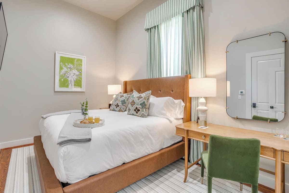 Standard Room, 1 King Bed, Non Smoking (5) | Meja, Wi-fi percuma, akses kerusi roda