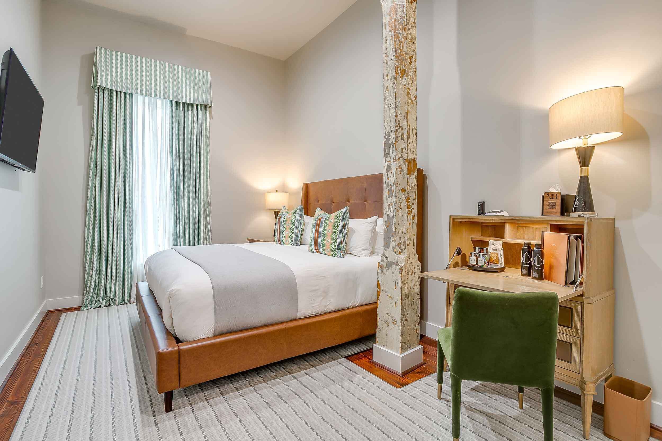 Deluxe Room, 1 King Bed, Non Smoking (1) | 高級寢具、獨特裝潢、布置獨特、免費無線上網