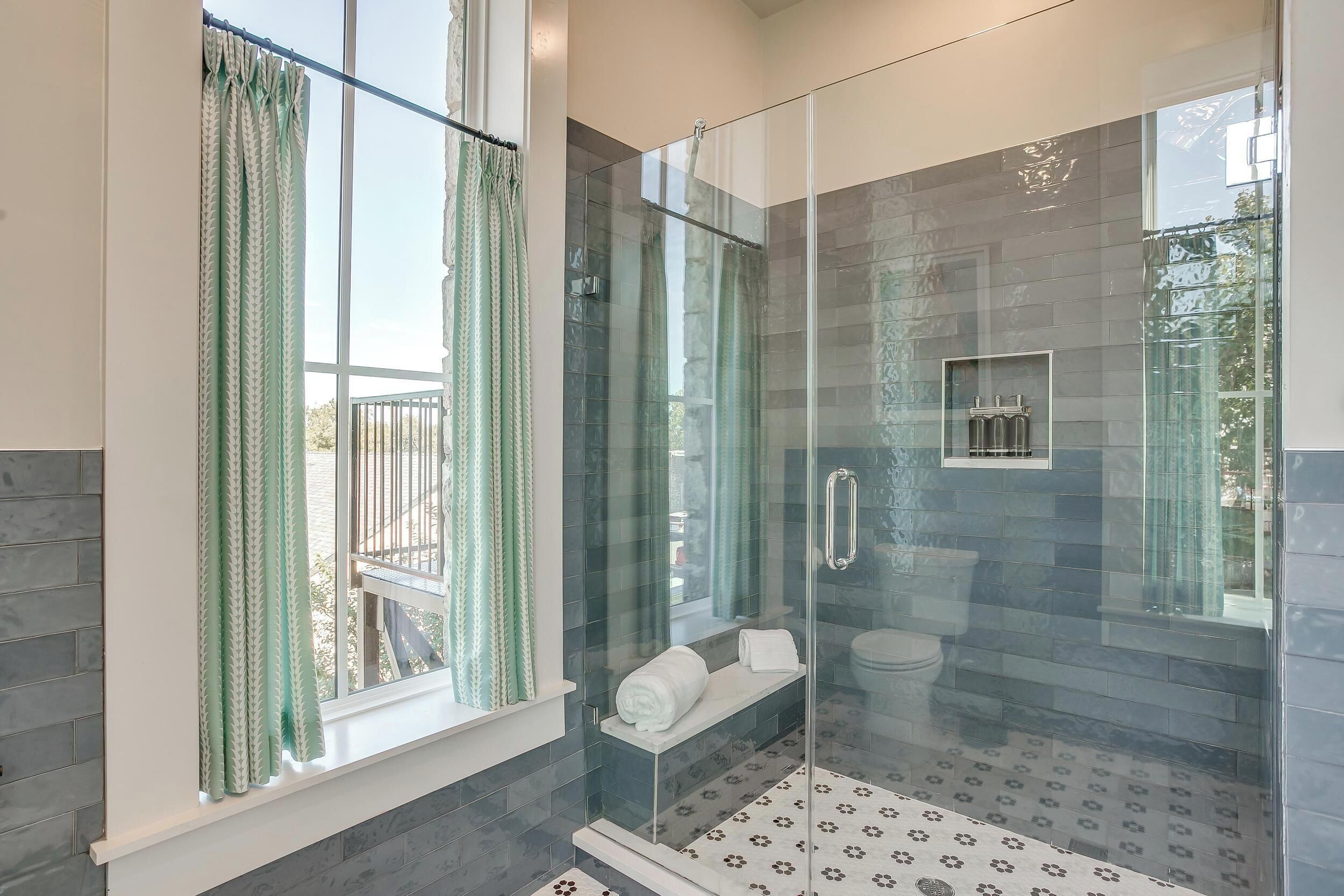 Deluxe Room, 1 King Bed, Non Smoking (2) | Bathroom | Free toiletries, hair dryer, bathrobes, towels
