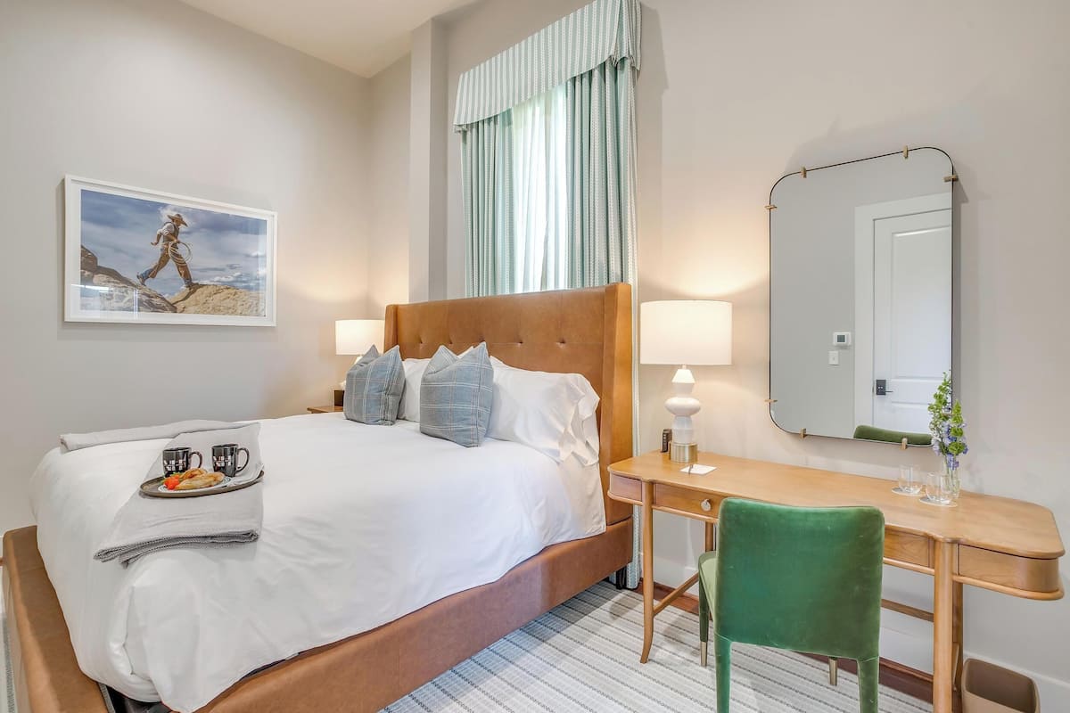Deluxe Room, 1 King Bed, Non Smoking (2) | Meja, Wi-fi percuma, akses kerusi roda