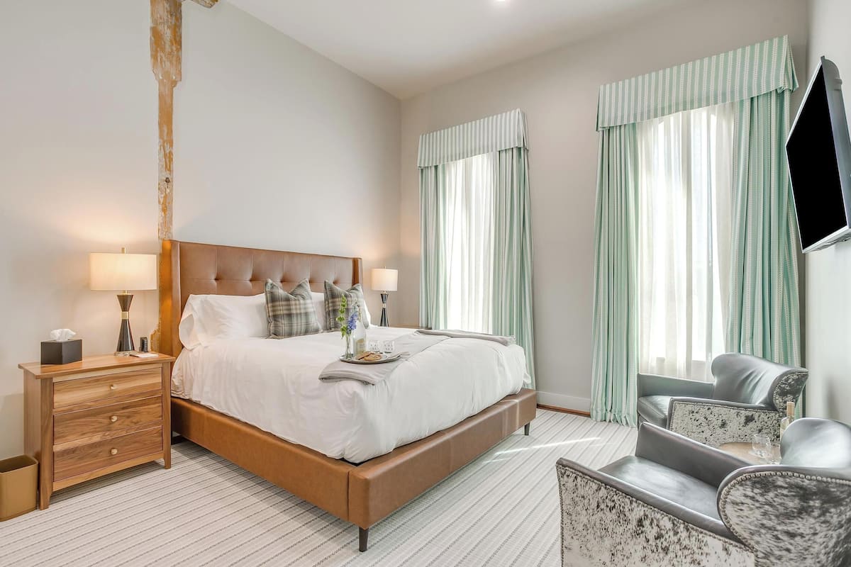 Superior Room, 1 King Bed, Non Smoking, Private Bathroom (8) | Meja, Wi-fi percuma, akses kerusi roda