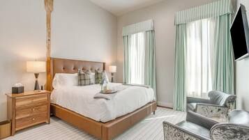 Superior Room, 1 King Bed, Non Smoking, Private Bathroom (8) | Premium bedding, WiFi (free), individually decorated