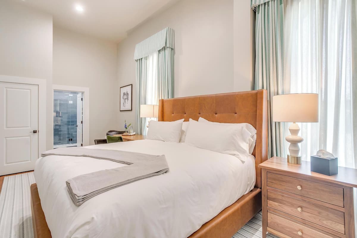 Standard Room, 1 King Bed, Non Smoking (4) | Meja, Wi-fi percuma, akses kerusi roda