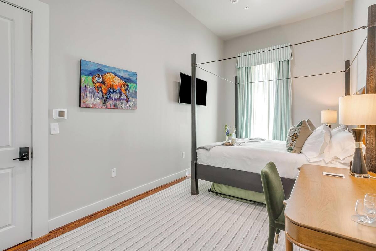 Superior Room, 1 King Bed, Non Smoking, Private Bathroom (7) | 고급 침구, 무료 WiFi, 각각 다른 스타일의 인테리어, 각각 다르게 가구 비치
