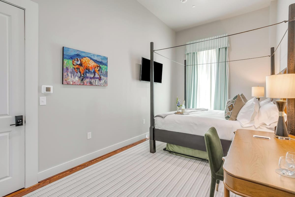 Superior Room, 1 King Bed, Non Smoking, Private Bathroom (7) | Meja, Wi-fi percuma, akses kerusi roda