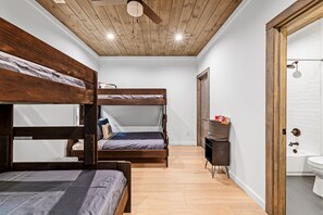 4 habitaciones, tabla de planchar con plancha, cuna de viaje y wifi 