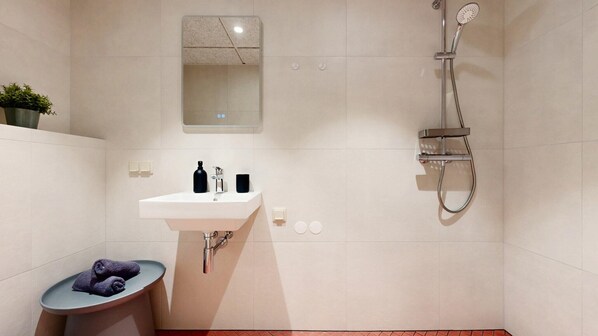 Een haardroger, handdoeken