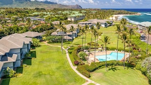 Et resort med flere bygninger, en swimmingpool og havudsigt.