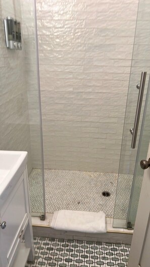 Sèche-cheveux, serviettes fournies