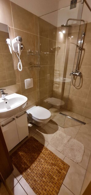 Shower, hair dryer, towels - Captain's Villa * River View * Superior Double Room with Private Bathroom and Balcony (Kołobrzeg)