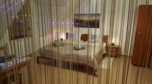 1 slaapkamer, een bureau, een strijkplank/strijkijzer, wifi