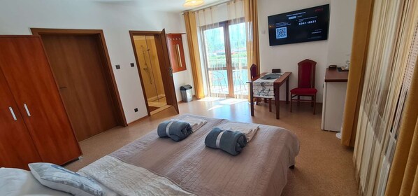 1 bedroom, desk, iron/ironing board, WiFi