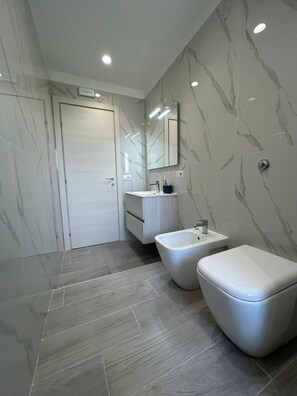 Doccia, asciugacapelli, bidet, asciugamani