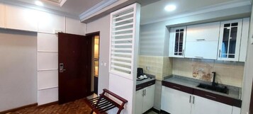 高级套房 | 私人厨房 | 电热水壶、清洁用品、冰柜、纸巾