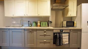 Kylskåp, mikrovågsugn, ugn och spishäll