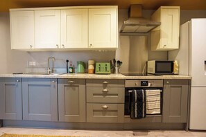 Jääkaappi, mikroaaltouuni, uuni, liesi