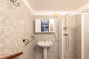 Shower, hair dryer, towels - Room 'Grande' with Wi-Fi and Air Conditioning (Melendugno)