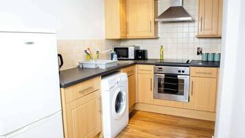 Kylskåp, mikrovågsugn, ugn och spishäll