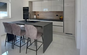 Réfrigérateur, four, lave-vaisselle, cafetiÚre/bouilloire