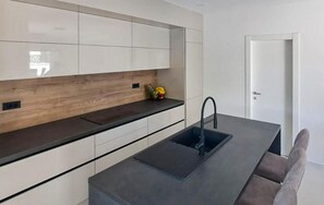 Réfrigérateur, four, lave-vaisselle, cafetière/bouilloire