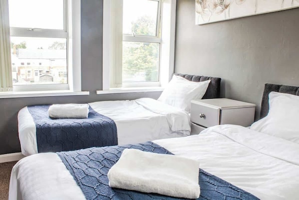 3 chambres, fer et planche à repasser, Wi-Fi, draps fournis