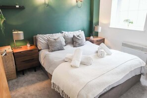 2 chambres, fer et planche à repasser, Wi-Fi, draps fournis