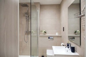 Douche, sĂšche-cheveux, shampoing