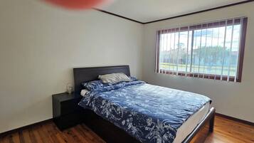 3 sovrum, strykjärn/strykbräda, gratis wi-fi och sängkläder