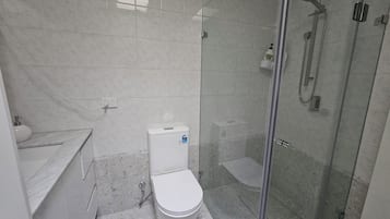Doccia, asciugacapelli, asciugamani, sapone