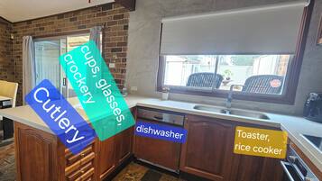 Kylskåp, mikrovågsugn, ugn och spishäll