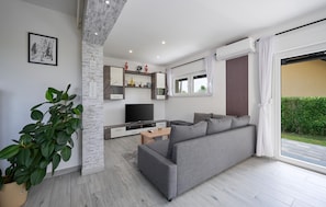 Smart TV, fireplace