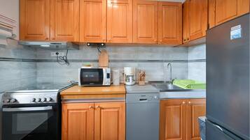 Fridge, oven, stovetop, dishwasher