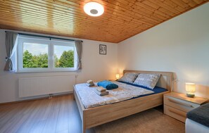 2 makuuhuonetta, tallelokero huoneessa