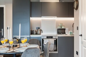 Frigorifero, microonde, forno, piano cottura