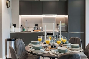 Dining - 2 Bed Flats near Station & City Centre - Sleeps 6 (Leeds)