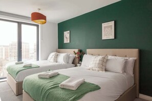 2 bedrooms, iron/ironing board, WiFi, bed sheets - 2 Bed Flats near Station & City Centre - Sleeps 6 (Leeds)