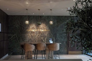 Interior - 2 Bed Flats near Station & City Centre - Sleeps 6 (Leeds)