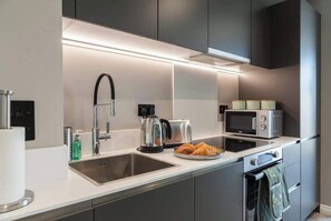 Frigorifero, microonde, forno, piano cottura